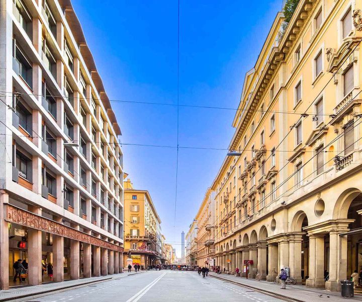 Via Ugo Bassi con i portici, sede di domiciliazione nel centro di Bologna
