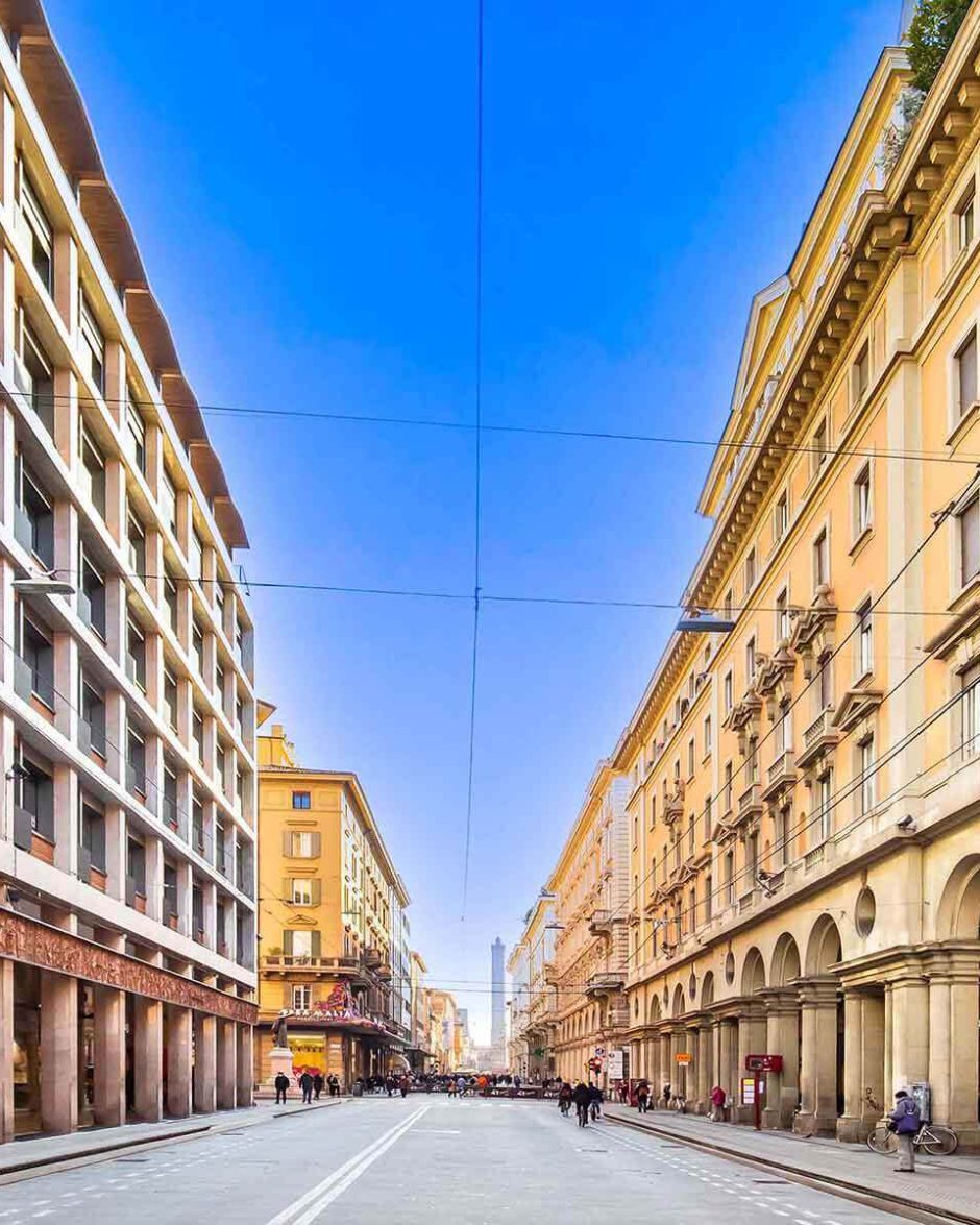 Via Ugo Bassi con i portici, sede di domiciliazione nel centro di Bologna