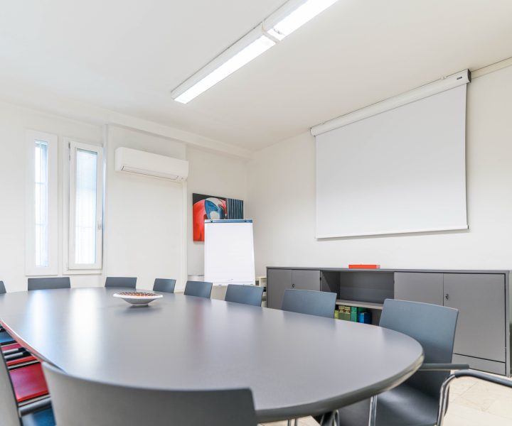 Sala riunioni della sede di Via Ferrarese vicino alla Stazione Centrale di Bologna