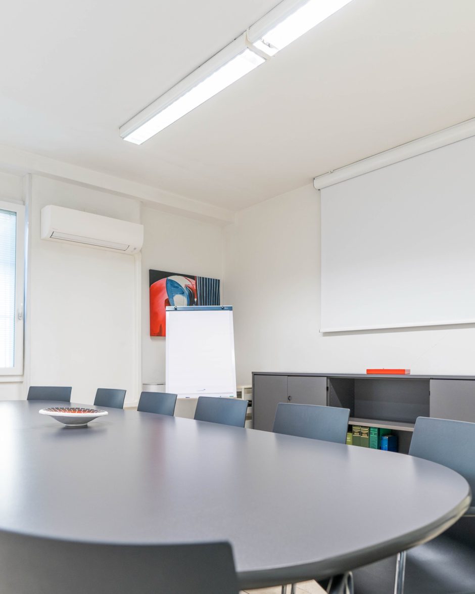 Sala riunioni della sede di Via Ferrarese vicino alla Stazione Centrale di Bologna