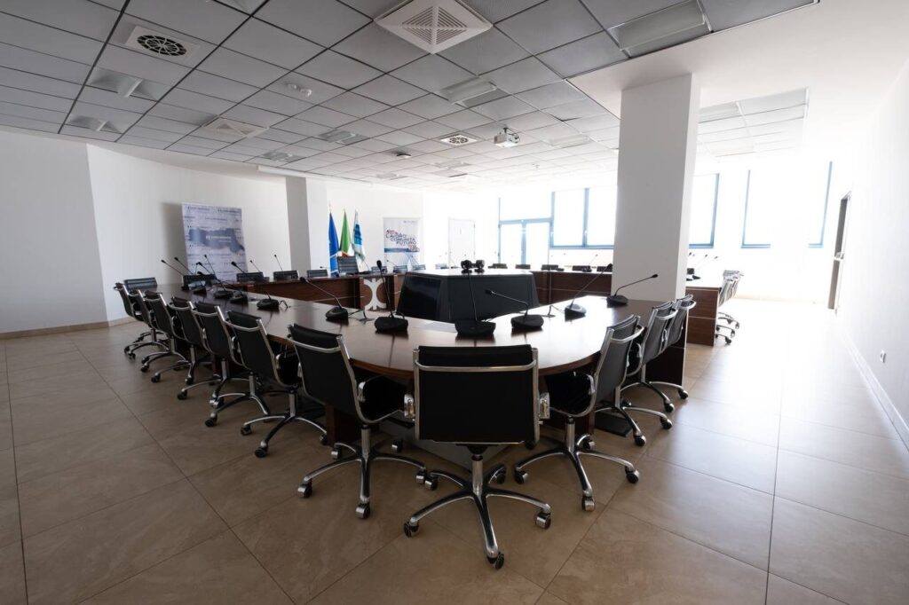 Sala Palissandro da 36 posti con tavolo ellittico nella sede Fiera